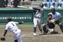 　広陵―慶応　タイブレークの１０回表慶応２死満塁、延末が右前に２点打を放つ。投手高尾、捕手只石＝甲子園