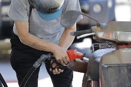 　東京都内のガソリンスタンドで給油する人＝２日