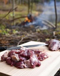 　野趣あふれるツキノワグマの肉＝２０１８年、秋田県北秋田市