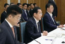 　医療ＤＸ推進本部の会議で発言する岸田首相（中央）＝６月、首相官邸