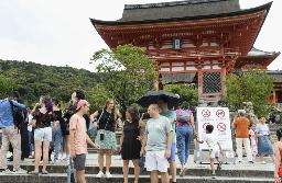 　京都・清水寺周辺で観光を楽しむ外国人ら＝７月