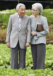 　２０１９年、長野県軽井沢町の大日向開拓地を散策される上皇ご夫妻