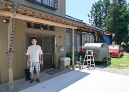 　富山県上市町が運営する「０円空き家バンク」を利用して移住した冨宅康幸さん＝７月