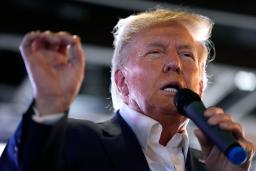　演説するトランプ前米大統領＝１２日、中西部アイオワ州（ＡＰ＝共同）