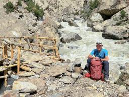 　ギルギット・バルティスタン地域での登山前に、ベースキャンプ近くで記念撮影する田村真司さん＝８月、パキスタン（仙波孝康さん提供、共同）