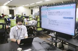 　６月、「チャットＧＰＴ」を利用する神奈川県横須賀市職員＝横須賀市役所