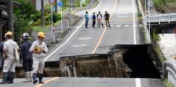 　台風７号に伴う大雨で崩落した国道４８２号。右は佐治川＝１６日午前９時４０分、鳥取市用瀬町
