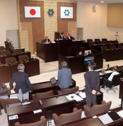 　文献調査受け入れを促進する請願を、賛成多数で採択した長崎県対馬市議会の特別委員会＝１６日午後