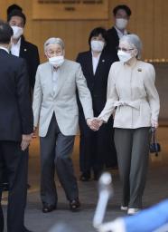 　東京国立近代美術館を訪問された上皇ご夫妻＝１６日午後、東京都千代田区