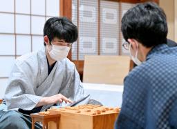 　将棋の第６４期王位戦７番勝負の第４局で佐々木大地七段（右）に敗れ、対局を振り返る藤井聡太王位＝１６日午後、佐賀県嬉野市