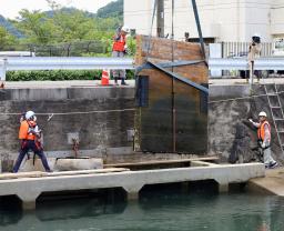 　「百間排水口」から取り外された木製ゲート＝１６日午前、熊本県水俣市