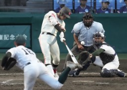　専大松戸―土浦日大　５回裏土浦日大２死満塁、後藤が左前に２点打を放つ。投手梅沢、捕手吉田＝甲子園