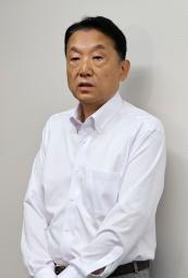 　大阪府東大阪市長選の出馬について、記者団からの質問に答える現職の野田義和市長＝１６日午後、大阪府東大阪市