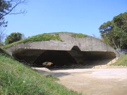 　３月に福岡県が「戦争遺跡」として文化財指定した同県行橋市の「稲童掩体」（同市提供）