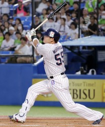 　２回ヤクルト無死、村上が左中間に先制ソロを放つ＝神宮