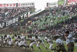 　専大松戸の応援席。台風の影響で応援団が土浦日大戦に間に合わない事態となった＝甲子園