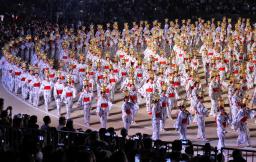 　「千人灯籠踊り」で、和紙でできた灯籠を頭に載せて舞う女性たち＝１６日夜、熊本県山鹿市