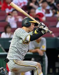 　２回阪神２死一、三塁、近本が右前に適時打を放つ＝マツダ