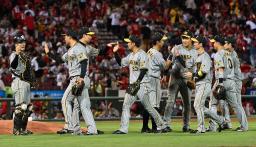 　広島を破って優勝へのマジックナンバー２９が点灯し、喜ぶ阪神ナイン＝マツダ