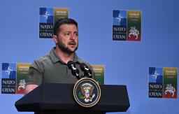 　ＮＡＴＯ首脳会議の関連会合で発言するウクライナのゼレンスキー大統領＝７月、リトアニア・ビリニュス（ＡＰ＝共同）