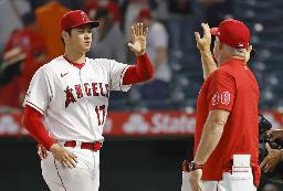 　ネビン監督（右）とタッチを交わすエンゼルス・大谷＝９日、アナハイム