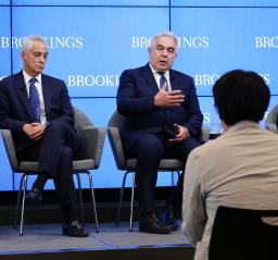 　１６日、米シンクタンクのイベントで話す国家安全保障会議のキャンベル・インド太平洋調整官（壇上右）＝ワシントン（共同）
