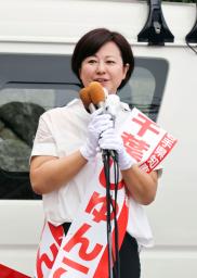 　岩手県知事選が告示され、第一声を上げる千葉絢子氏＝１７日午前、盛岡市