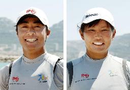 　左から岡田奎樹、吉岡美帆