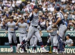　履正社に勝利しタッチを交わす高橋（手前左）と尾形の仙台育英バッテリー＝甲子園