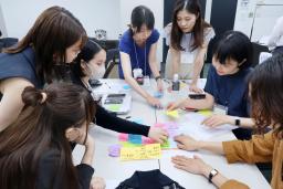 　「タブーを自由にラボ」で女性の課題を書き出す参加者ら＝６月、東京都千代田区
