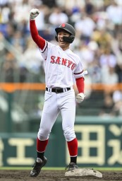 　おかやま山陽―日大三　２回裏、適時二塁打を放ち、塁上でガッツポーズするおかやま山陽・西野＝甲子園