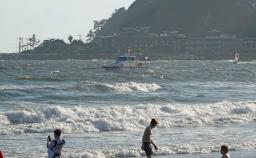 　男性が行方不明になった神奈川県鎌倉市の由比ガ浜海水浴場＝１７日午後
