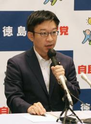 　会合後に記者会見する、自民党徳島県連会長の中西祐介参院議員＝１７日午後、徳島市