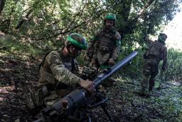 　ウクライナ東部ドネツク州でロシア軍陣地に向けた攻撃の準備をするウクライナ兵＝１５日（ゲッティ＝共同）