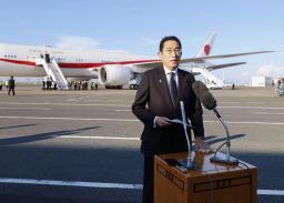 　日米韓首脳会談が行われる米国への出発を前に、記者団の取材に応じる岸田首相＝１７日午後、羽田空港