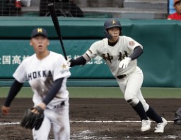 　神村学園―北海　４回表神村学園２死二塁、上川床が左前に適時打を放つ。投手岡田＝甲子園