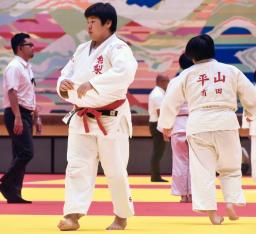 　柔道の女子団体１次リーグを戦う磐梨武道館の松本明莉（左）＝１７日、徳島県鳴門市