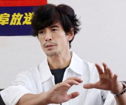 　地元テレビ局で始める新番組への意気込みを語る俳優伊藤英明さん＝８日、岐阜市