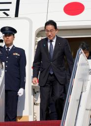 　日米韓首脳会談のため、米ワシントン郊外のアンドルーズ空軍基地に到着した岸田首相＝１７日（共同）