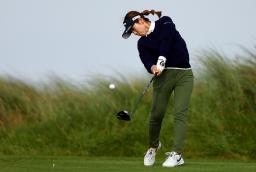 　米女子ゴルフのＩＳＰＳハンダ世界招待・第１ラウンド、１８番ホールでティーショットを放つ西村優菜（ゲッティ＝共同）