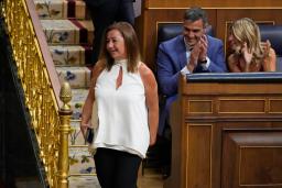 　スペイン下院議長に選出されたアルメンゴル氏（左）と、拍手するサンチェス首相（中央）＝１７日、マドリード（ＡＰ＝共同）