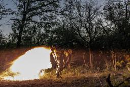 　１６日、ウクライナ東部ドネツク州で対戦車ロケット弾を発射するウクライナ兵（ゲッティ＝共同）