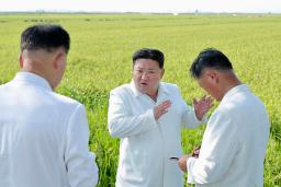 　台風６号で被害が出た農場の復旧活動を現地指導する金正恩朝鮮労働党総書記＝北朝鮮東部の江原道安辺郡（朝鮮中央通信＝共同）