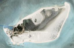　南シナ海・西沙諸島南端の中建島の衛星写真。建設中の滑走路とみられるもの（下）が見える＝１５日（Ｐｌａｎｅｔ　Ｌａｂｓ　ＰＢＣ提供・ＡＰ＝共同）