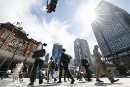 　ＪＲ東京駅前を歩く人たち＝７月