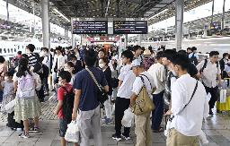 　お盆の帰省ラッシュで混雑するＪＲ新大阪駅の新幹線ホーム＝１１日