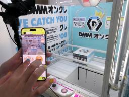 　スマートフォンの画面で操作するＤＭＭ．ｃｏｍのオンラインクレーンゲーム＝７月、埼玉県加須市