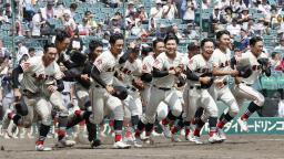　１回戦で上田西に勝利し、駆け出す土浦日大ナイン＝甲子園