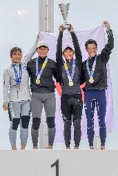 　セーリングの世界選手権混合４７０級で表彰台で喜ぶ日本勢。（左から）関、吉岡、岡田、磯崎＝１７日、オランダ・ハーグ（国際セーリング連盟提供・共同）