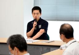 　美術作品の保全や活用に向けた検討会議で発言する大阪府の吉村洋文知事＝１８日午前、大阪市